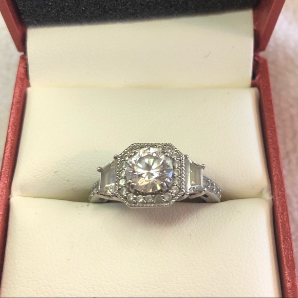 Jewelry - Beautiful round halo CZ ring. Size 7.